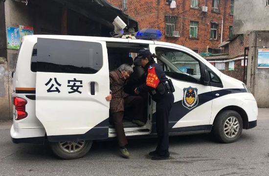 通过“一标三实”采集的信息，成功送忘记住址的老人回家