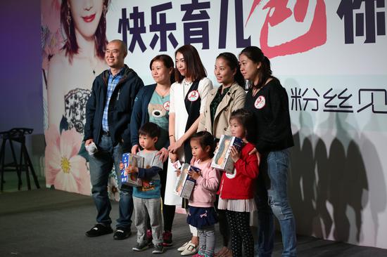 包爸包妈与获奖小朋友合影