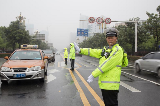 不管天气多么恶劣，一定要保证市民的出行安全与畅通