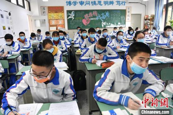 成都七中(高新校区)学生戴着口罩上课。 张浪 摄