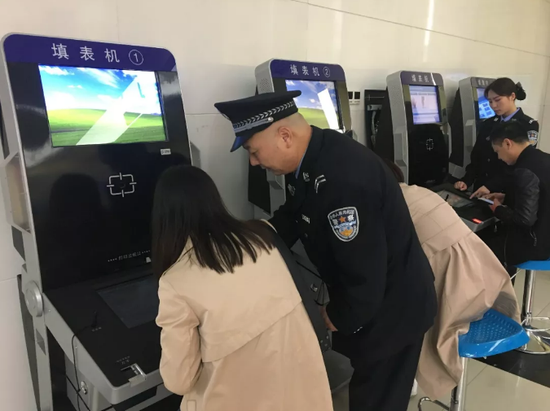 民警帮助群众使用自助填表机，使得填写表格更便捷