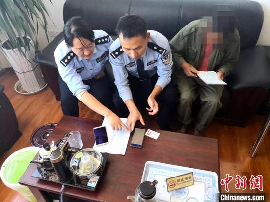 图为民警帮助林浩（化名）与游戏客服对接。昌宁县公安局供图
