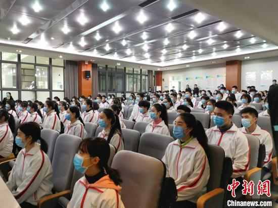 成都三中开学第一课,学生在礼堂接受有关疫情的教育。 单鹏 摄