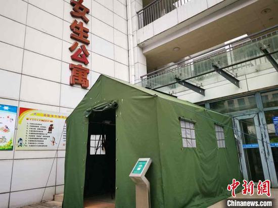 成都三中学生公寓前设有临时体温测量区,出入寝室都要进行体温测量。 单鹏 摄