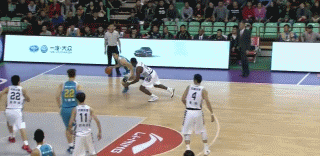 赵泰隆尝试扣篮