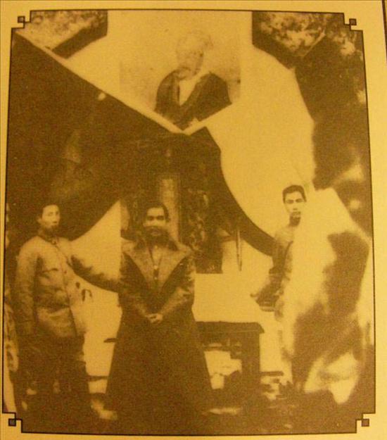 辛亥革命期间,担任临时大总统的孙中山到南京紫金山祭奠明太祖朱元璋。