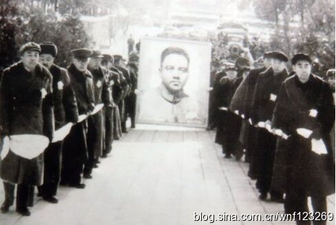 周恩来彭德怀领衔大批将帅为其抬棺