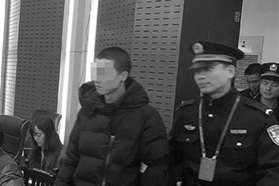 4小伙为试改装车 午夜时速超100飙车逆行