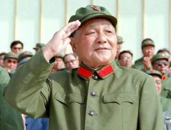 1984年中国国庆阅兵时的邓小平