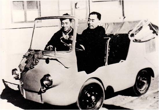 周恩来亲自试驾国产小汽车