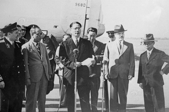 1945年6月27日,行政院长宋子文率团前往莫斯科谈判,蒋经国陪同。图为宋子文到达莫斯科机场。