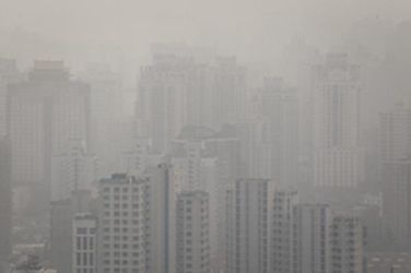 2015年12月11日，上海，城市建筑被笼罩在雾霾之中。 澎湃新闻记者高征图
