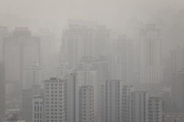 2015年12月11日,上海,城市建筑被笼罩在雾霾之中。 澎湃新闻记者高征图