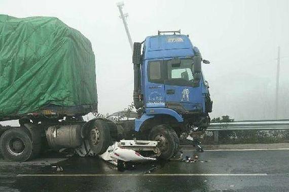 交警车祸殉职 女儿：爸爸再也不用站岗了
