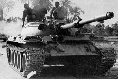 向战区开进的印度T-55中型坦克