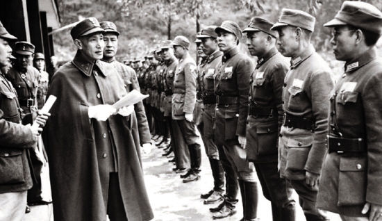 蒋介石检阅抗日将士