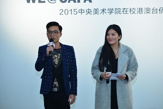 参展艺术家代表香荏聪(左)、许开娇(右)在开幕式上讲话