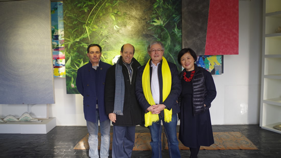 瑞士大使（黄色围巾右2）+EGG画廊总监茹洁（右1）
