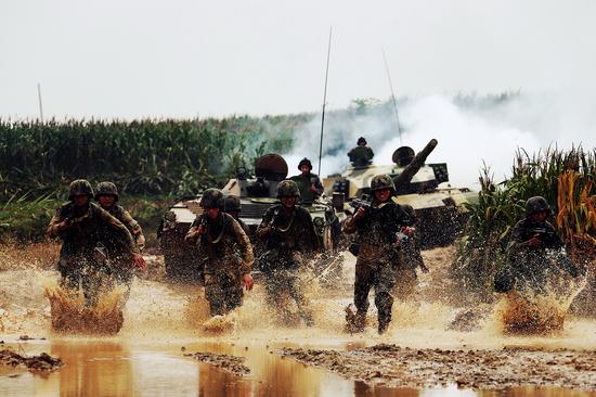 12军某部文艺女兵战力不玩虚 20公里越野成绩