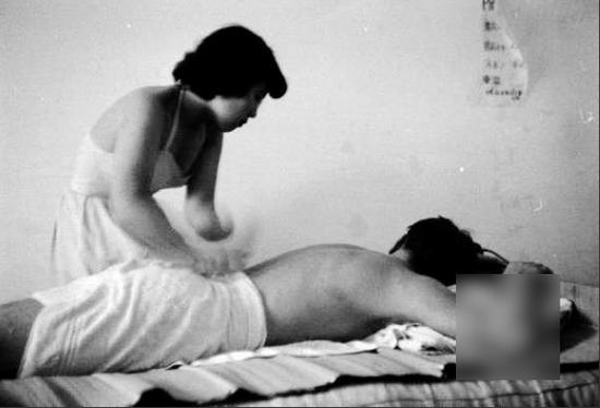 日本“陪浴小姐”服务美军大兵