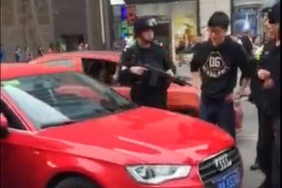 奥迪强行变道撞特警防暴车 特警提枪围观