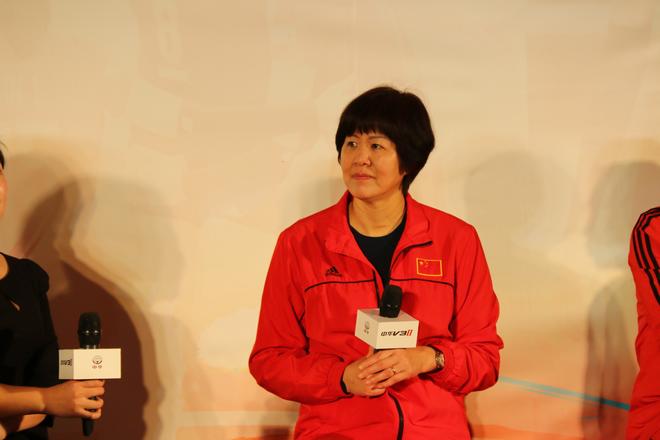 名将郎平出席新车发布会现场