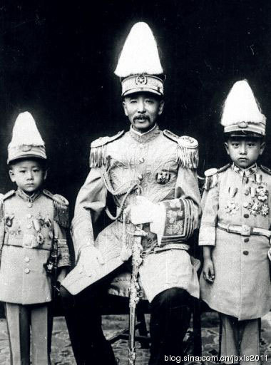 身着元帅服的张作霖与五子学森(左)、六子学浚(右)合影