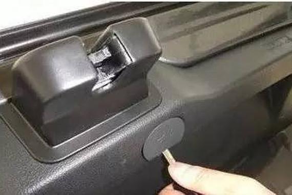 99%的人不知道 轿车里有个逃生“暗道”