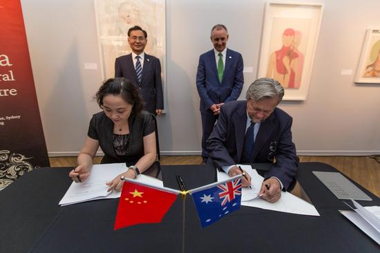 　　中国文化中心赵立主任（前排左一）和阿德莱德艺术节中心CEO Douglas Gautie（前排左二）在州长和总领事的见证下签署了长期合作谅解备忘录