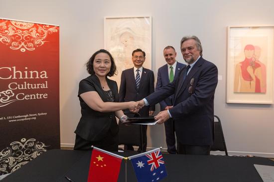 　　中国文化中心赵立主任（前排左一）和阿德莱德艺术节中心CEO Douglas Gautie（前排左二）在州长和总领事的见证下签署了长期合作谅解备忘录 (1)
