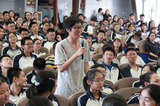 4月20日，iTsinghua学堂首场活动——清华大学副校长杨斌教授走进北京四中，为高一高二学生进行了一场题为“值得期待的大学时光：批判性思维和学习型社群”的讲座，反响热烈。