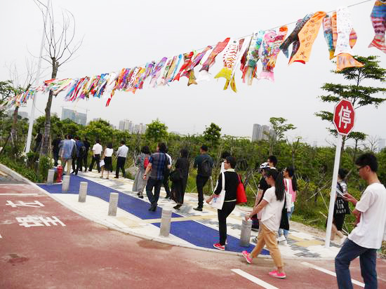 ��Ļʽ���������ǰ������չ�ֳ�;��������