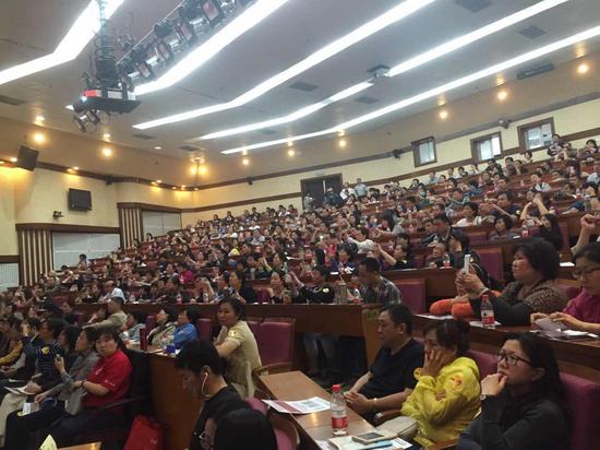 500人报告厅坐满各地来的家长