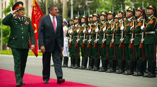 2012年6月，美国国防部长帕内塔访问越南，检阅越南仪仗队，还前往金兰湾访问。