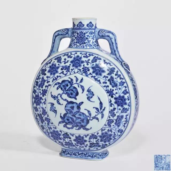 清乾隆青花缠枝莲开光福寿纹小抱月瓶

　　高 H 22.7 cm

　　成交价：RMB 207，000