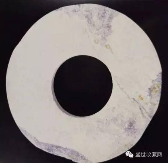 陶寺文化
直径11.6-11.9厘米 孔径6.6厘米 厚0.4厘米
山西省襄汾县陶寺遗址墓葬区采集 现藏于中国社会科学院考古研究所