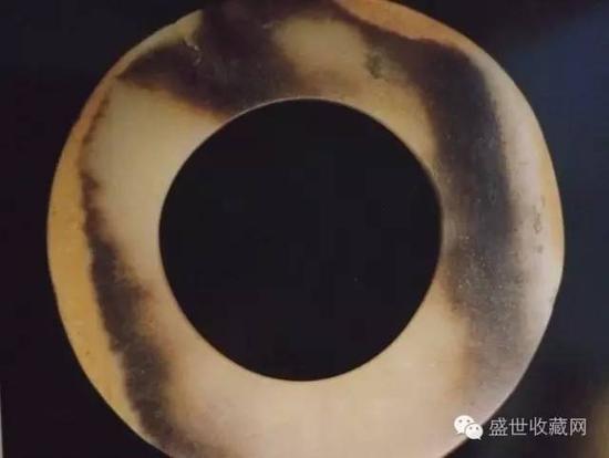 直径15.6厘米 孔径6.6厘米 厚0.75厘米
山西省襄汾县陶寺文化遗址22号墓出土 现藏于山西博物馆