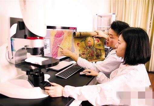 赵晓龙与妻子张晓珑利用显微镜对文物的成分进行分析