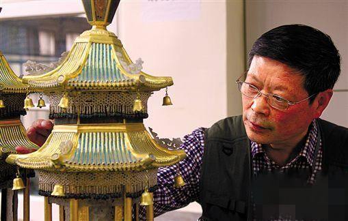故宫青铜器修复师王有亮察看修复的香炉