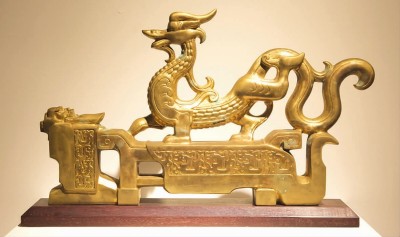 铸铜作品《叶公好龙》，作者刘政德。(展出方供图)