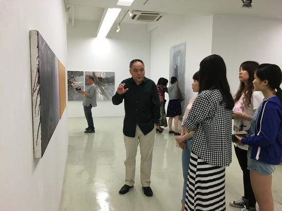 艺术家肖丰向到场学生介绍他的作品