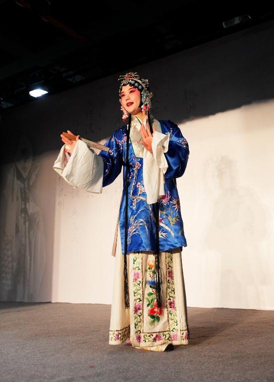 浙江昆曲团优秀青年演员王茜身着张充和曾经的定制演出服装表演昆曲彩唱