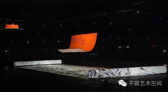 　　2008年北京奥运会开幕式上的长卷卷轴形式LED屏幕成为一大亮点。手卷的形式美学和文化内涵，使之已经成为一个隽永深长的中国符号