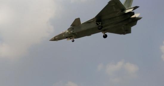 中国空军正式量产型的歼20战斗机完成试飞