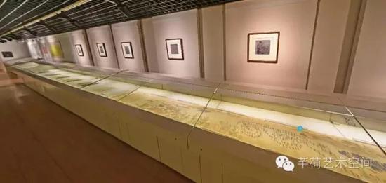 2015年北京故宫博物院石渠宝笈特展现场的手卷展柜
