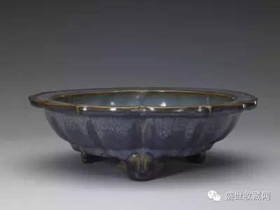 鈞窯玫瑰紫釉菱花式三足花盆托 北宋