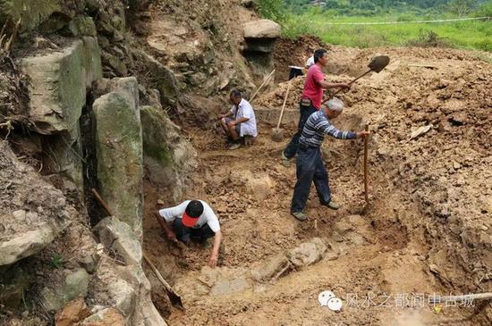 技术人员正在对解元水库淹没区地下文物进行发掘工作