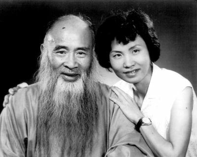 1963年,张心瑞赴港探望父亲大千,此为心瑞与父亲摄于香港东方艺术相馆
