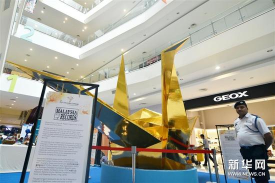 7月11日，在马来西亚必打灵查亚，马来西亚最大的“折纸鹤”在一家商场展出