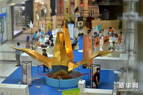 7月11日，在马来西亚必打灵查亚，马来西亚最大的“折纸鹤”在一家商场展出